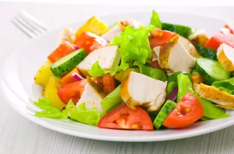 salad na may gulay at manok para sa isang diet na walang karbohidrat